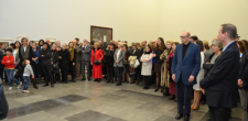 Várias pessoas presentes na inauguração da exposição "Caçadora Furtiva"