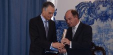 O Presidente da República Anibal Cavaco Silva recebe a distinção de "Cidadão Honorário do município de Cascais pelo presidente da Câmara Municipal de Cascais, Carlos Carreiras