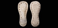 Par de sandálias votivas de calcário | Gruta II de Alapraia