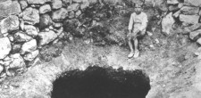 Claraboia da câmara da Gruta II de Alapraia (c. 1932-1935). In JALHAY, E.; PAÇO, A. (1941) – A Gruta II da Necrópole de Alapraia. Lisboa: Academia Portuguesa de História.