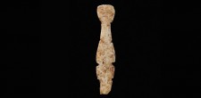 Fragmento de pequeno ídolo "chato" ou "almeriense", de configuração antropomórfica, trabalhado sobre fina placa de osso