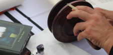 Uma pena, um frasco de tinta: o material necessário para desenhar os milhares de caracteres no pergaminho.