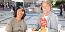 Mia Couto em sessão de autógrafos