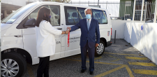 Duas carrinhas novas proporcionam transporte mais seguro aos atletas do CF Sassoeiros Duas carrinhas novas proporcionam transporte mais seguro aos atletas do CF Sassoeiros