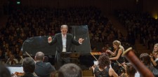 Ao piano, Sofia Vasheruk, pianista russa, na interpretação do Concerto Nº1 para piano e orquestra, de Tchaikovsky