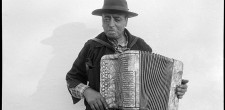 Fotografia "O tocador de harmónio Serafim António Macieira"- 1987 - Autoria de Michel Giacometti